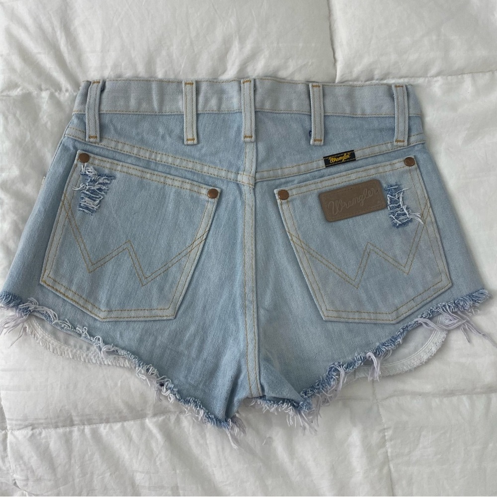 Wrangler modern women’s light wash heritage frayed hem shorts